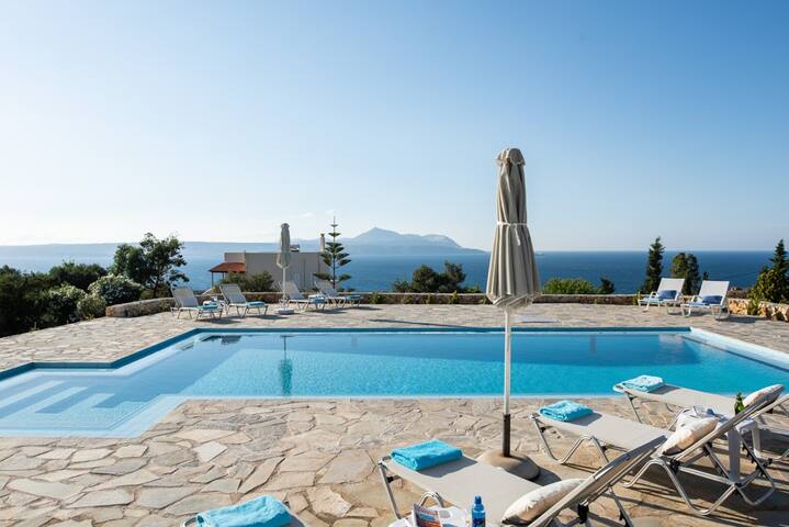 Luna, large airy villa with private pool gallery image 3