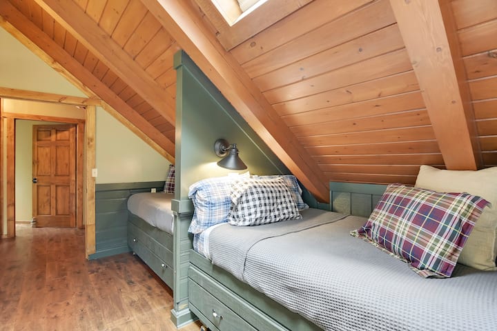 Chambre avec lits superposés au deuxième étage avec lumières de lecture, 2 lits gigognes complets et 2 lits gigognes jumeaux