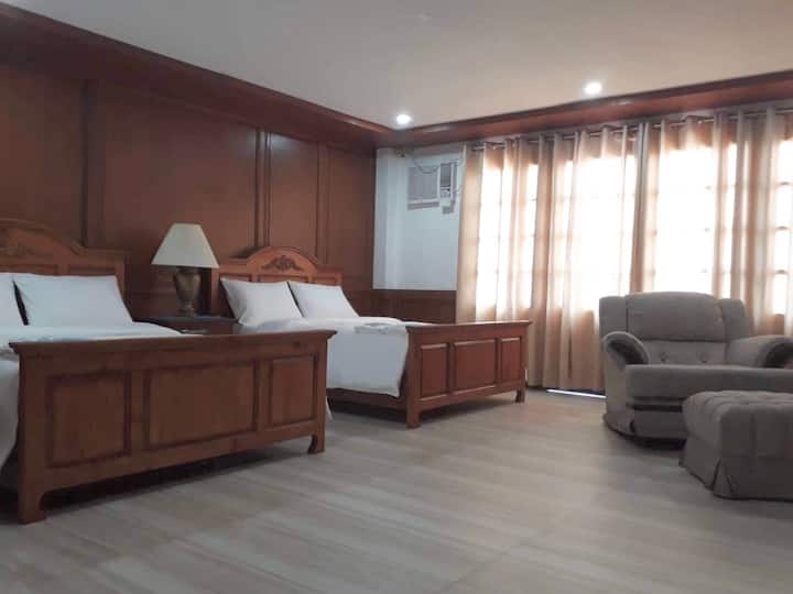 ห้องสำหรับ 4 คนพร้อมเตียงควีนไซส์ 2 หลัง