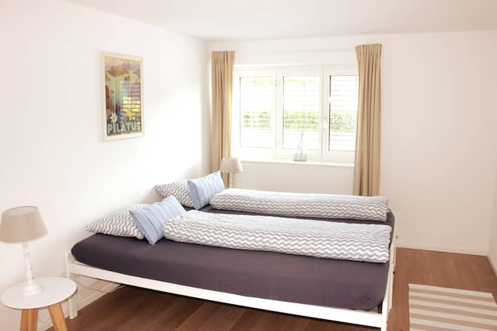 Spavaća soba s 2 jednostruka kreveta
(90 x 200 cm)
Ormar i ventilator