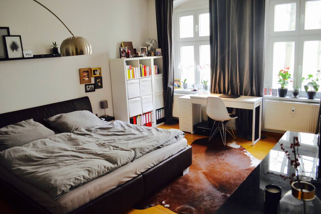 Wohn-/Schlafzimmer mit Schreibtisch