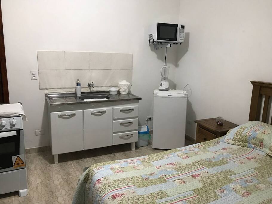 O espaço tem frigobar, microondas, fogão, liquidificador, cafeteira e tudo para você cozinhar.