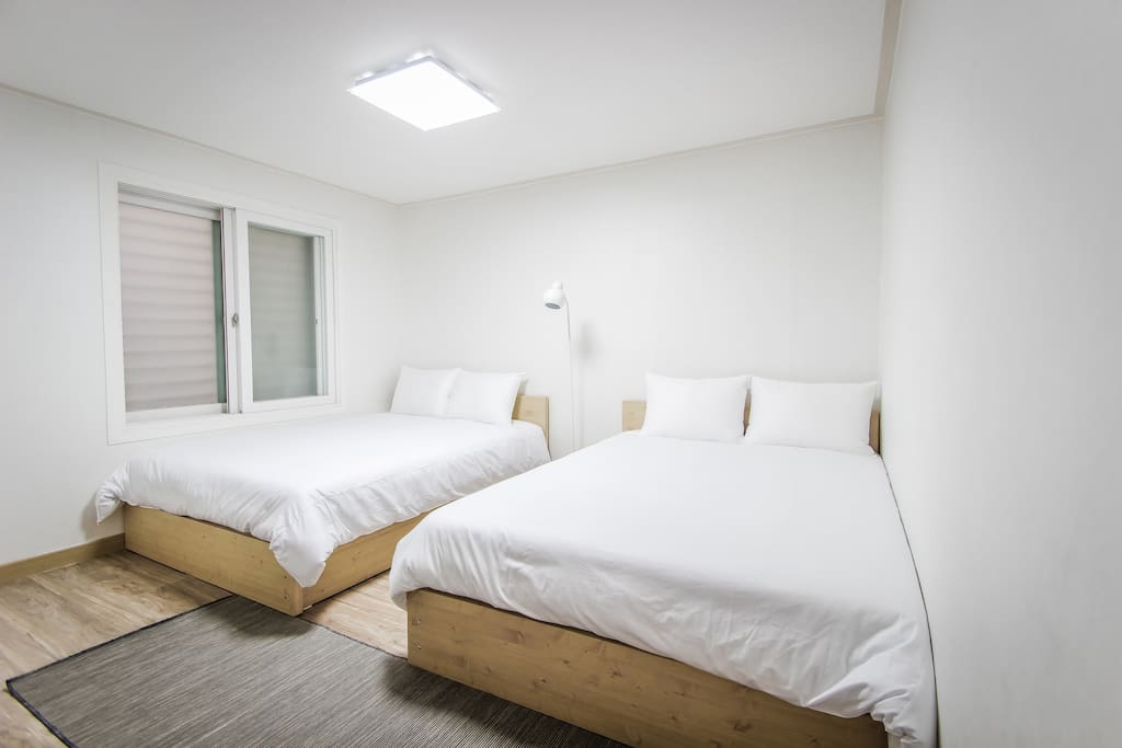 2 comfortable proper Queen beds with quilt and fluffy pillows