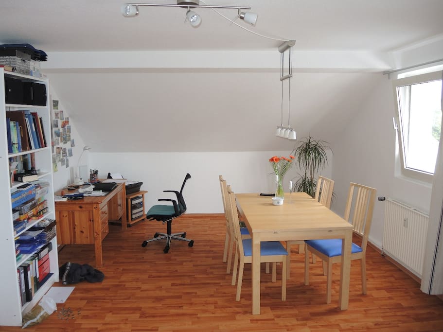 Geräumiges Wohnzimmer Ansicht 1