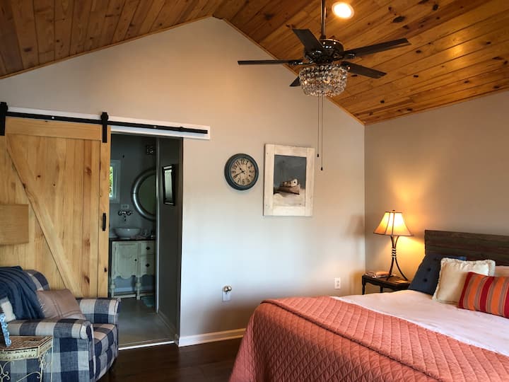 Chumba cha kulala cha King cha ghorofa ya chini kilicho na chumba cha bafu.