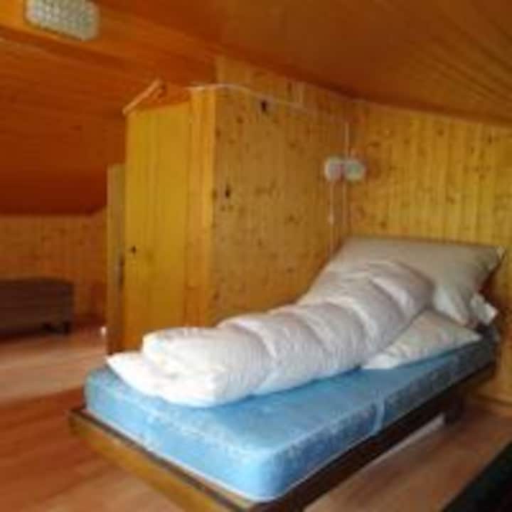 الطابق العلوي مع 4 أسرّة