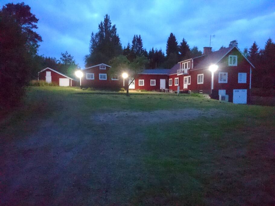Fem styck starka utomhusbelysningarna med automatisk rörelsedetektorer. Mycket praktiskt och bekvämt under hösten och vintern.