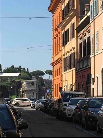 Il Colosseo a due passi in edificio del Novecento gallery image 5
