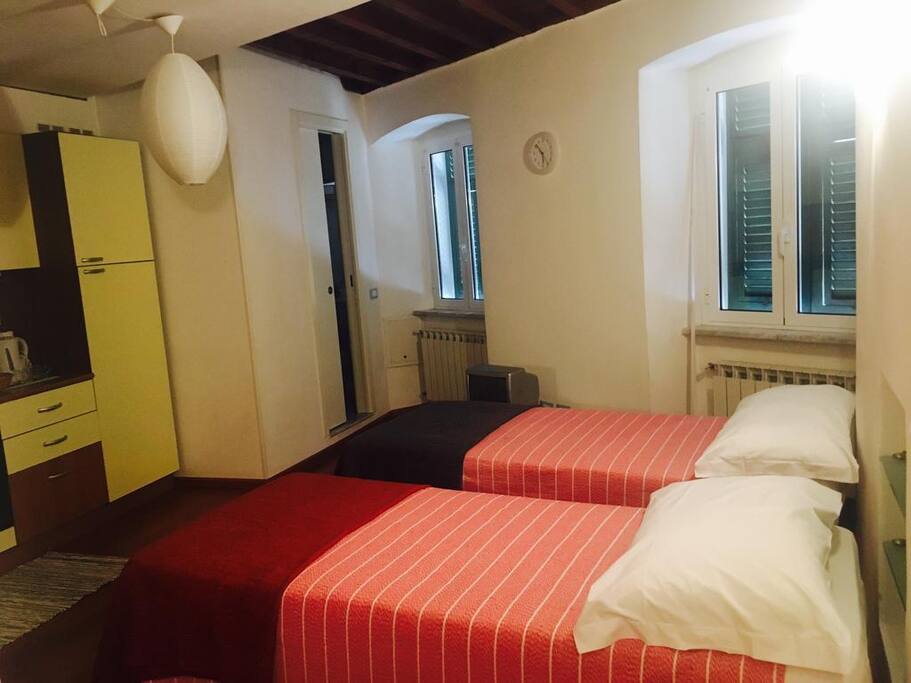 stanza da letto con letti singoli