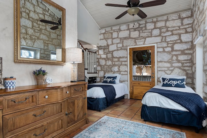 Twin beds in the sun room 