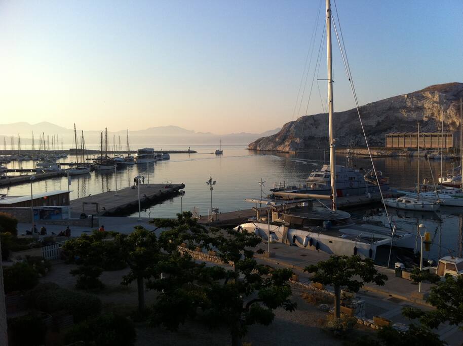 Vue sur l'entrée et port depuis la terrasse