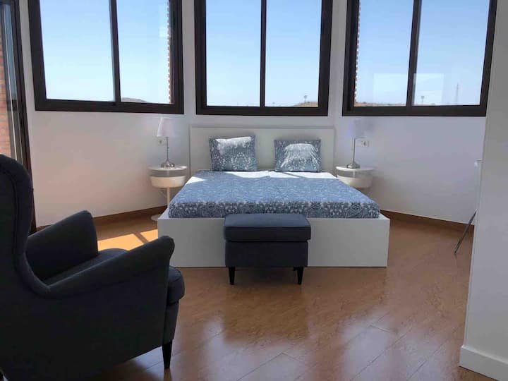 Spálňa č. 3 na poschodí s výhľadom na bazén a golfové ihrisko. 