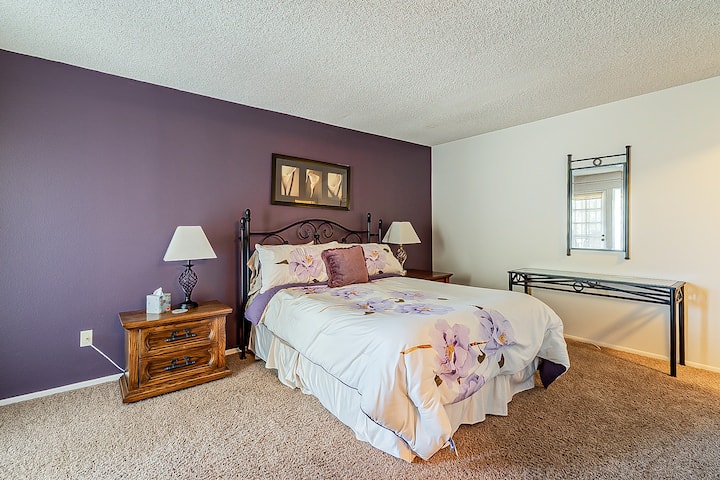 חדר שינה ראשי צמוד עם מיטת קווין סייז