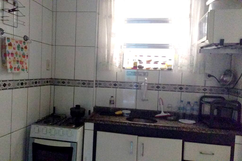 A cozinha é ventilada, aqui ninguém sua (muito) no fogão.