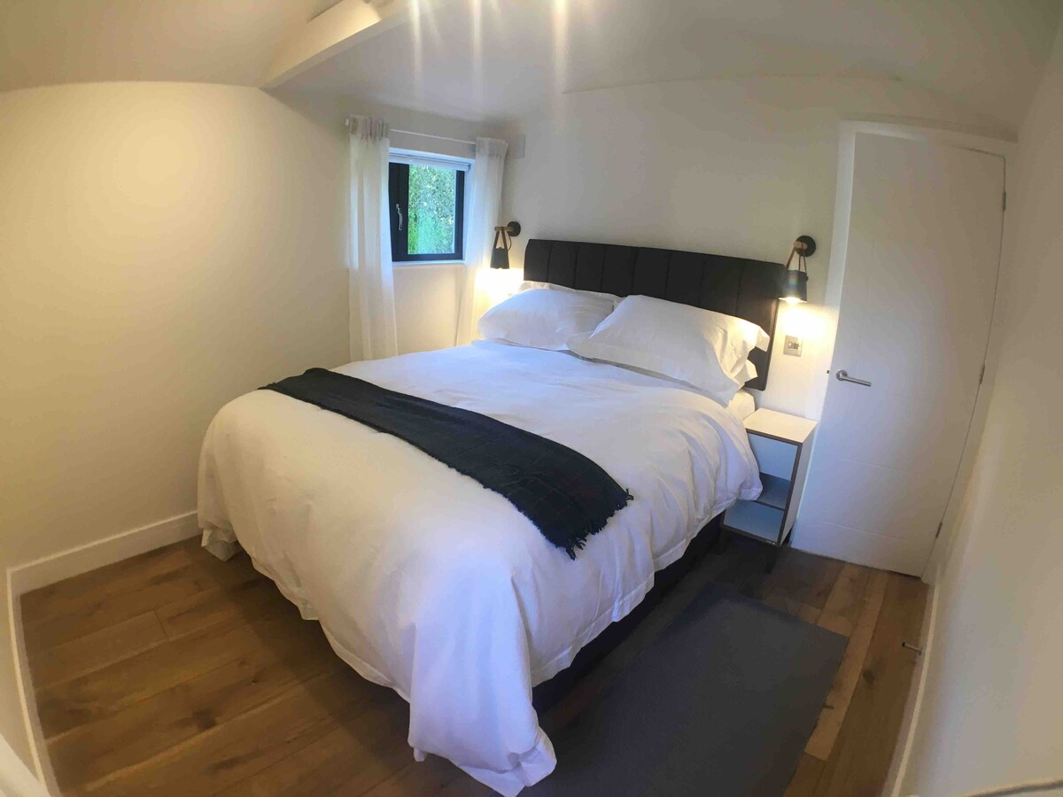 Спалня с голямо двойно легло, което може да бъде преобразувано в две единични легла. 1500 матрака с качество на хотела и спално бельо от египетски памук.