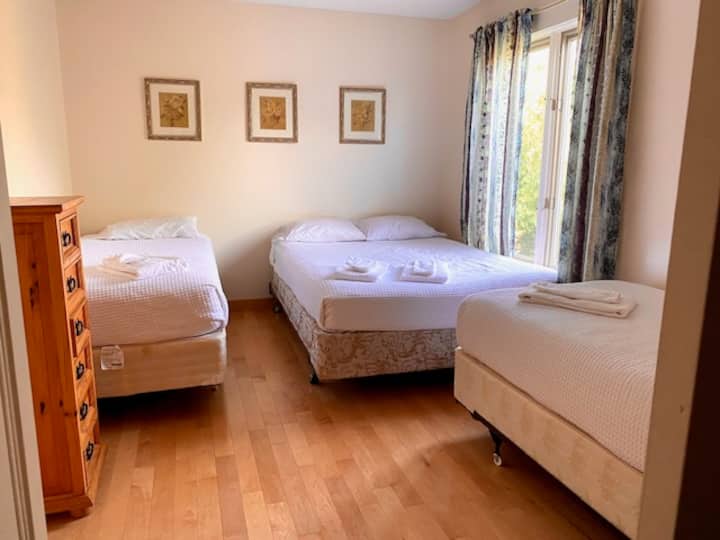 三楼第二间卧室- 2张单人床和1张双人床