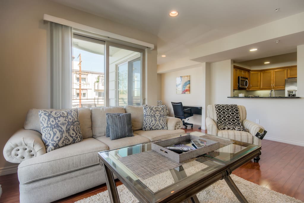 Spacious living room plus den with love seat and desk,Plenty of day light, 2 balcony's in the living room