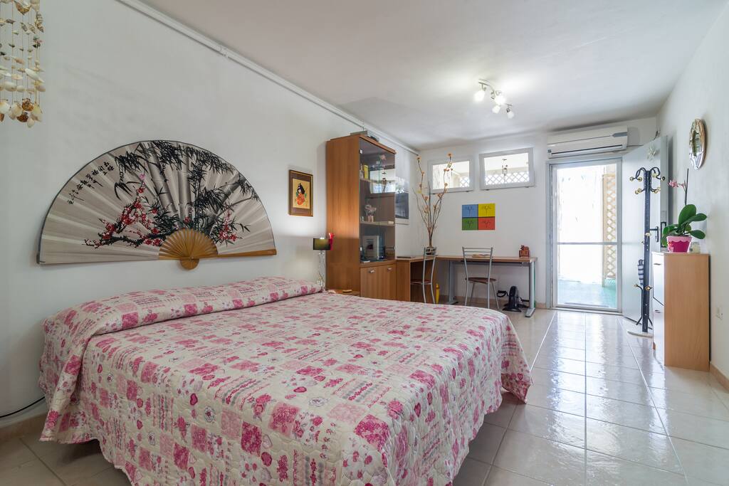 King size or twin beds with latex mattresses.
Letto matrimoniale separabile con materassi in lattice.