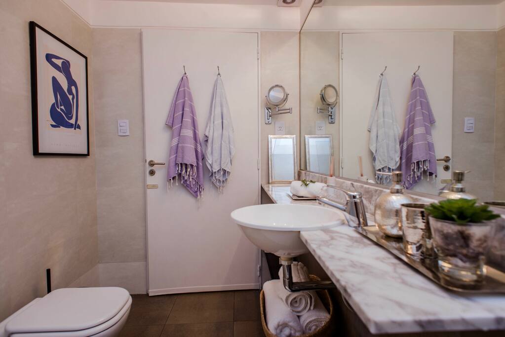 Mirrored wall in the bathroom and luxurious amenities