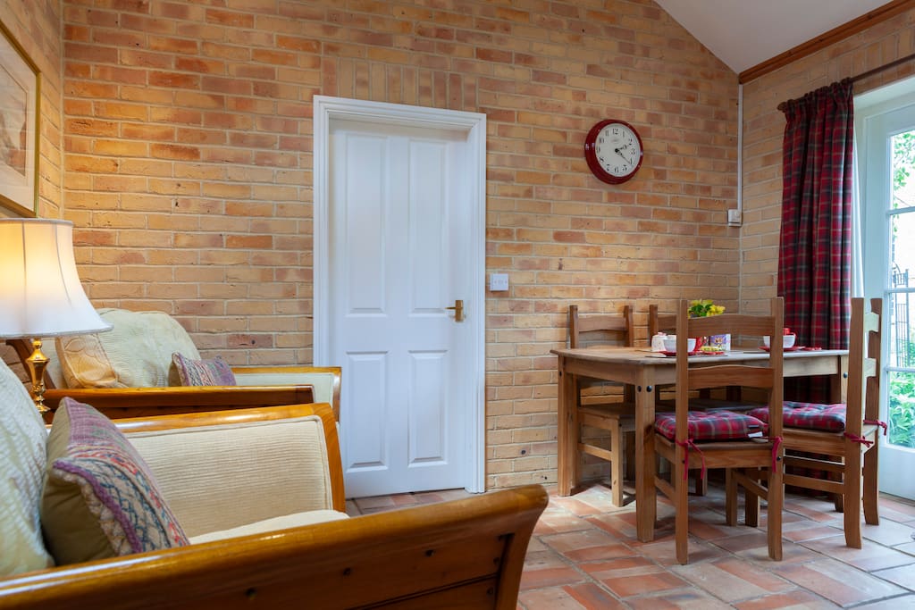 Spacious sitting and dining area, tiled floor with underfloor heating