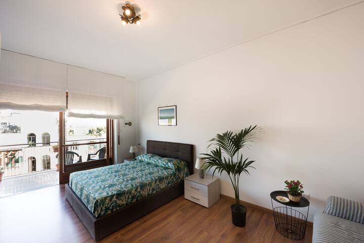 Panorama Vesuvius central (in front of the metro) gallery image 2