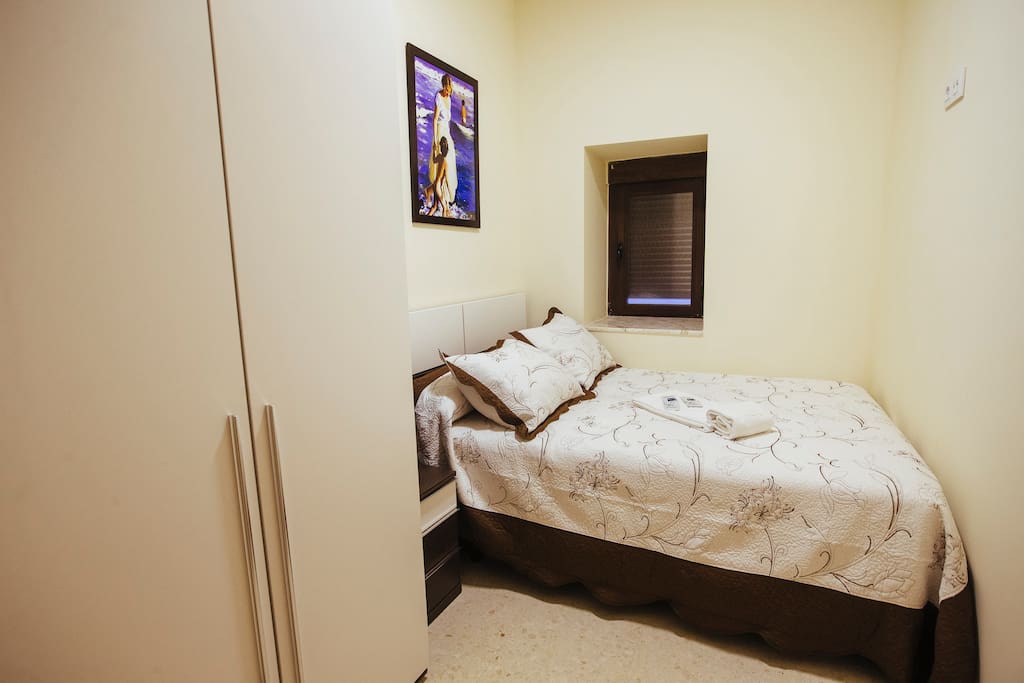 habitación con una cama de matrimonio