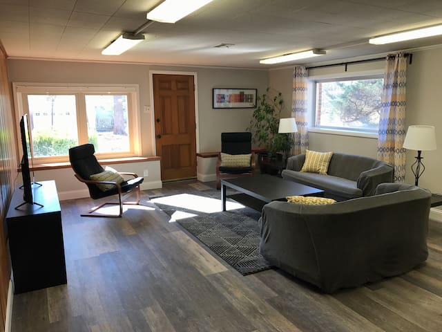 Light-filled suite in quiet & historic Kirkwood