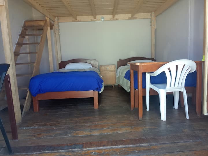 Habitación de 4 a 5 camas; el precio incluye el desayuno y el traslado del aeropuerto al Hospedaje. Cada cama es de plaza y media, colchon Rosen, sábanas de algodón; el piso de la habitación es de pino oregon, al igual que las puertas. Los servicios higiénicos y ducha es de uso exclusivo de la habitación (no se comparte). La habitación puede ser bloqueada desde una reserva de 03 camas.