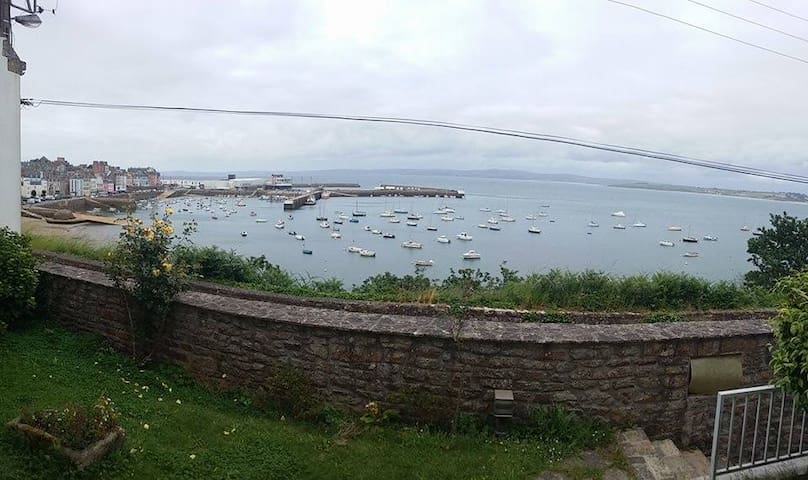 Red room on the port of Rosmeur