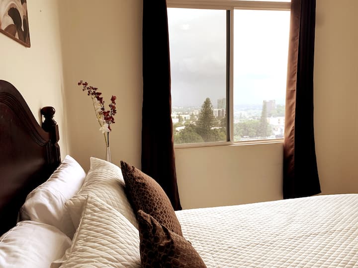 Camera 2  con vista panoramica sulla città.