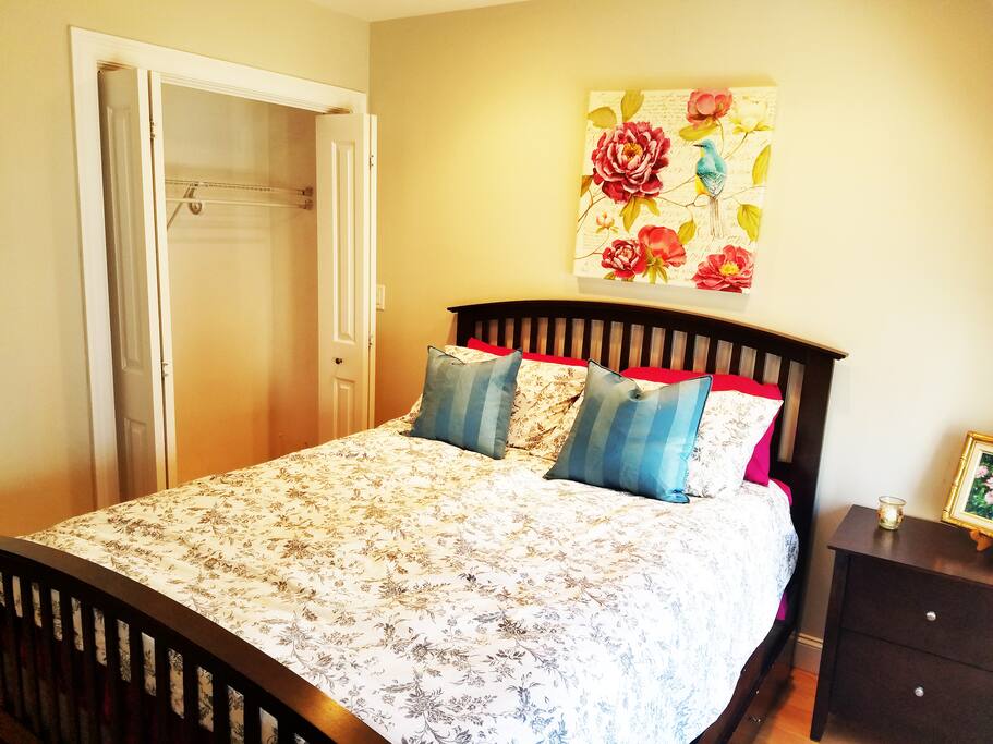 Bedroom - queen bed