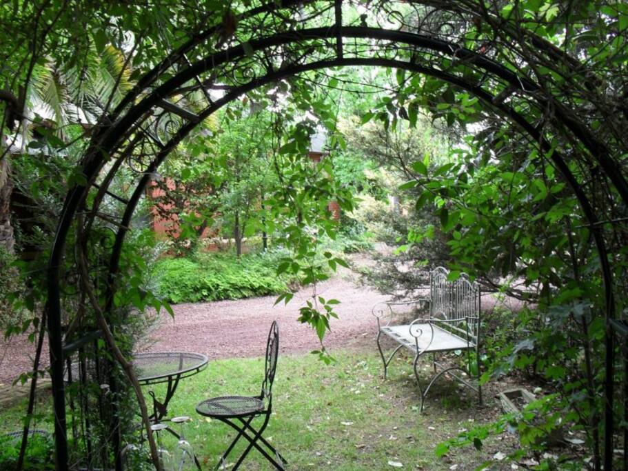 Allan Court Gardens