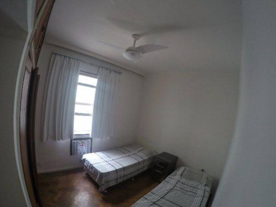 Quarto com Ar- Condicionado, duas camas de solteiro, ventilador e armário