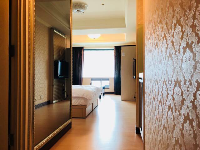 T1 Taichung / Luxury Landscape / Golden Road Green Park Road / Sixth Market / Qinmei Eslite / Fengjia Night Market / Yizhong Street / Rainbow Village / can accommodate 1-3 people