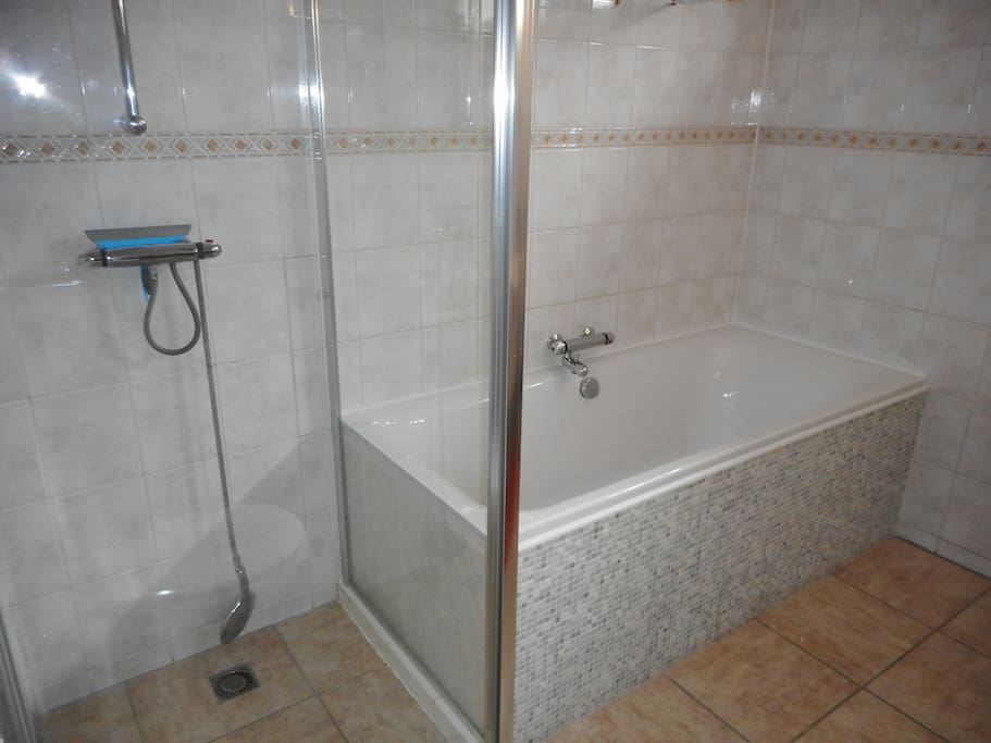 Ruime badkamer. douche en ligbad.