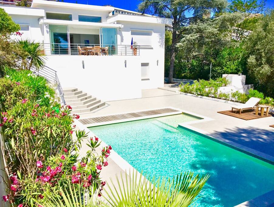 Vue villa jardin et piscine