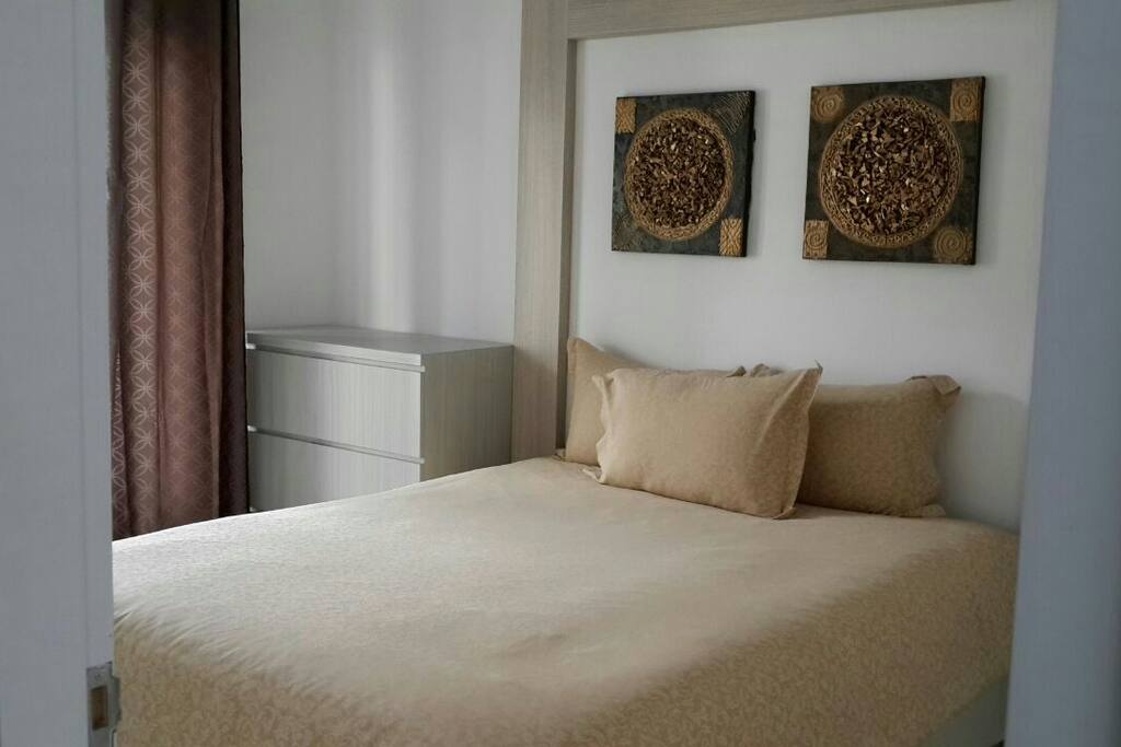 Comfortable main room with view of the garden