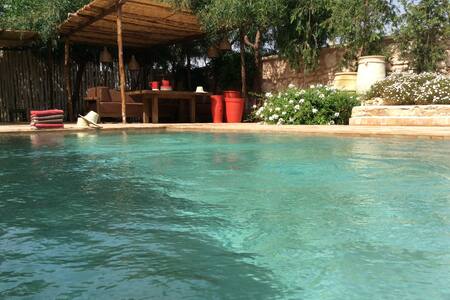 Design chic luxueux  Cuisinière réputée  -  110 %