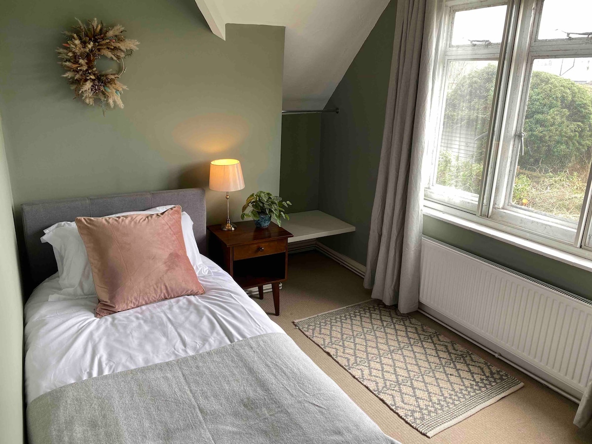 Bedroom 5 - First Floor - Single