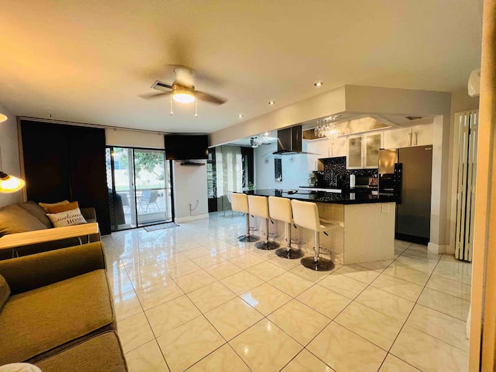 Lovely Gulf Access/kayak, Beach, Tiki Bar & Grill. - Cape Coral, FL