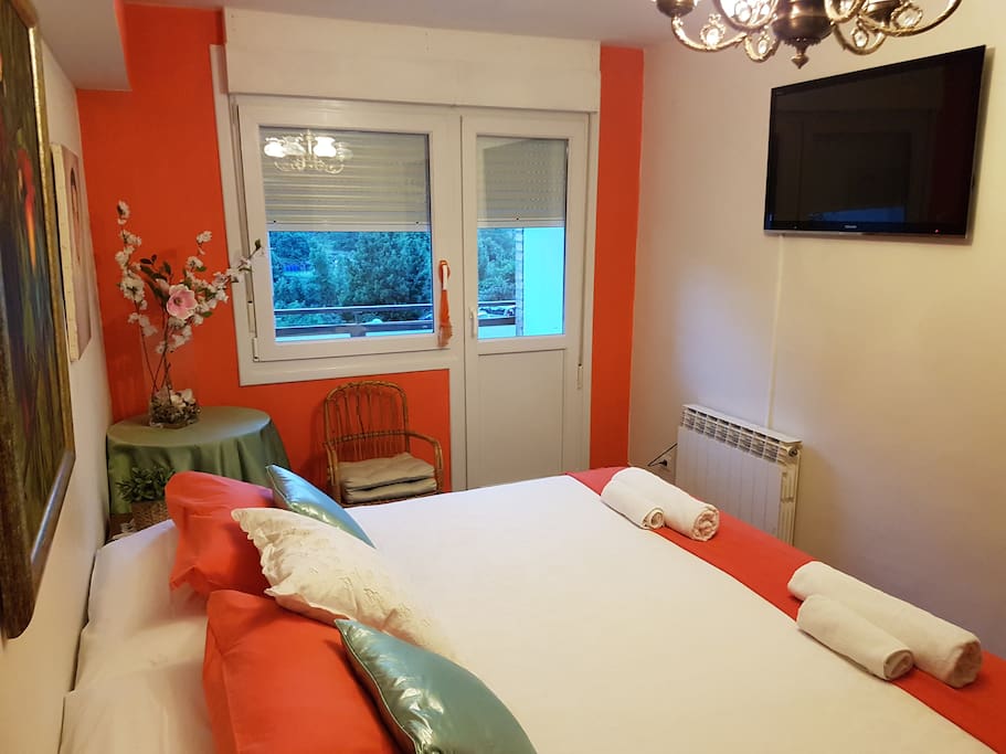 Tu habitación en Lekeitio, esta Lista! Aquí, en la sencillez y el calor de nuestra casa, tienes tu habitación esperándote este verano! Este año solo rentamos una habitación y ponemos a disposición de nuestros huéspedes una segunda cama en otra habitación para, hasta dos persona mas acompañantes por precio supletorio.