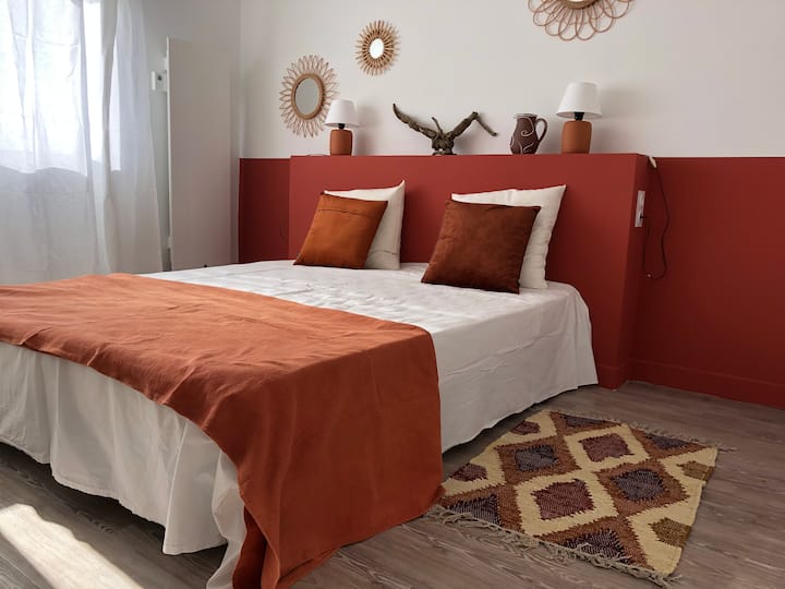 Спалнята от страната на океана със своето 160 легло.