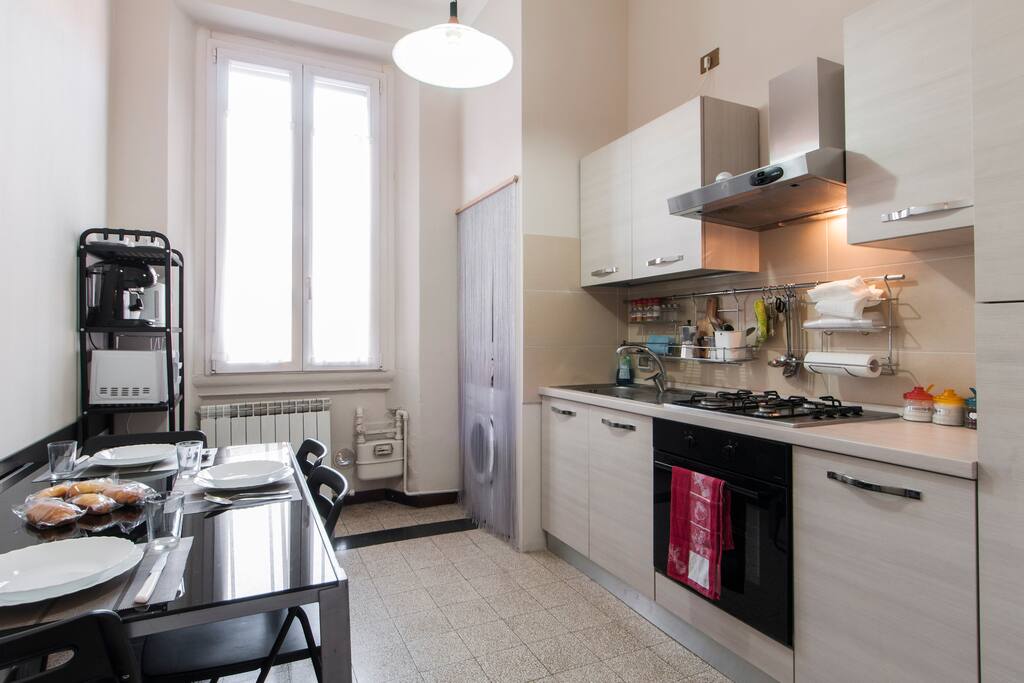 Cucina molto ampia e confortevole attrezzata per 5 persone.
Very large and comfortable kitchen equipped for 5 people.