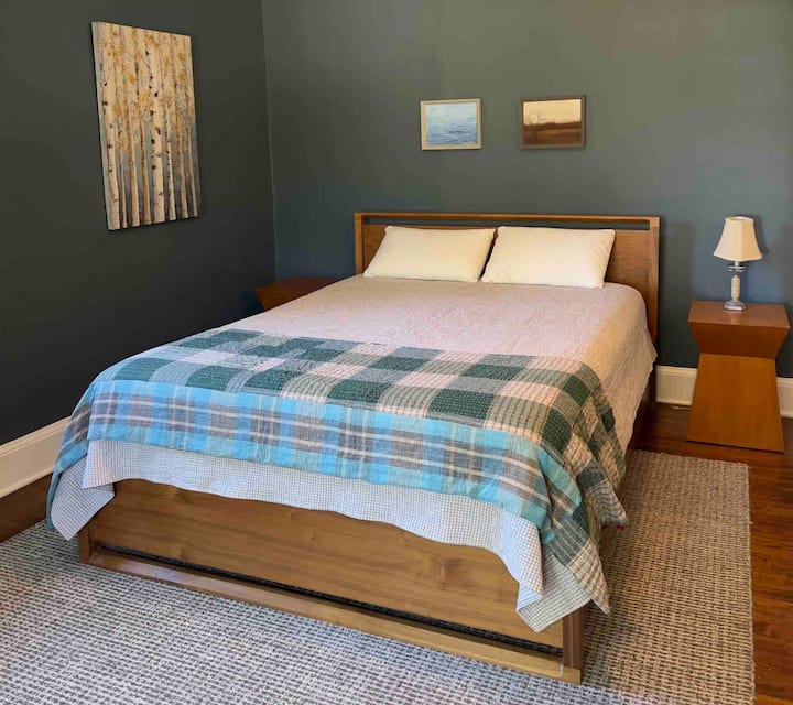 Queen bed + private bath, breakfast included Guesthouses for Rent in Newfane, Vermont, United