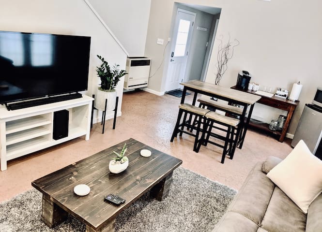 Large comfy cottage - 5 mins to downtown