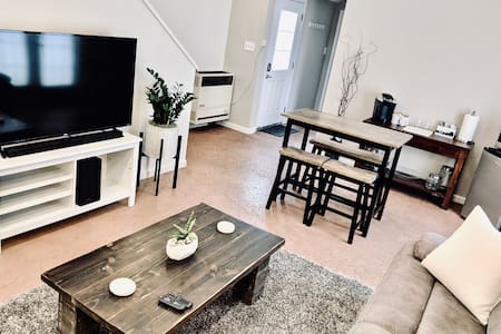 Large comfy cottage - 5 mins to downtown