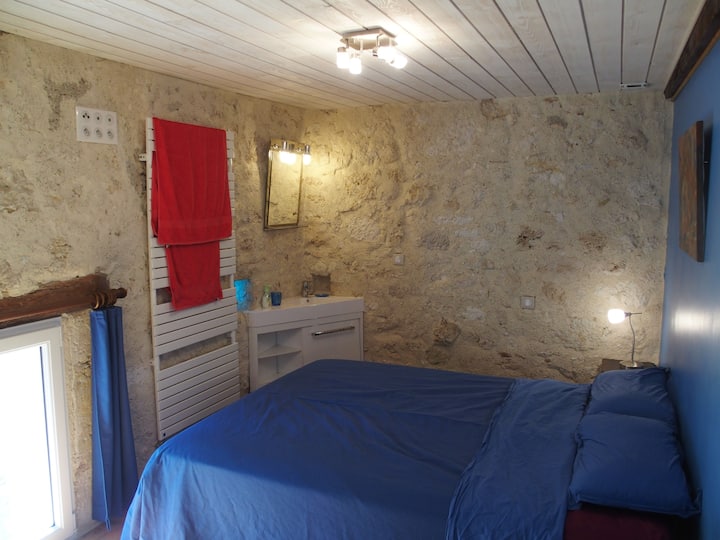 Izba „Fínsko“ s manželskou posteľou, oknom smerom na východ so sieťkou proti komárom, malým stolom, malou šatníkovou skriňou a rohovým umývadlom.