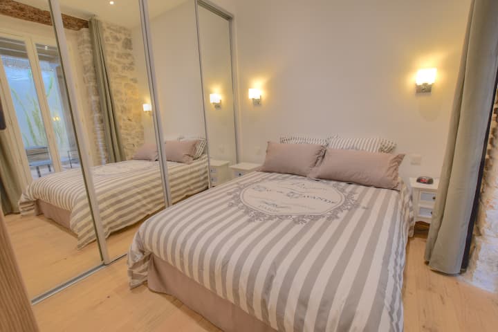 Საძინებელი დიდი საგარდერობო ოთახითა და ტელევიზორით