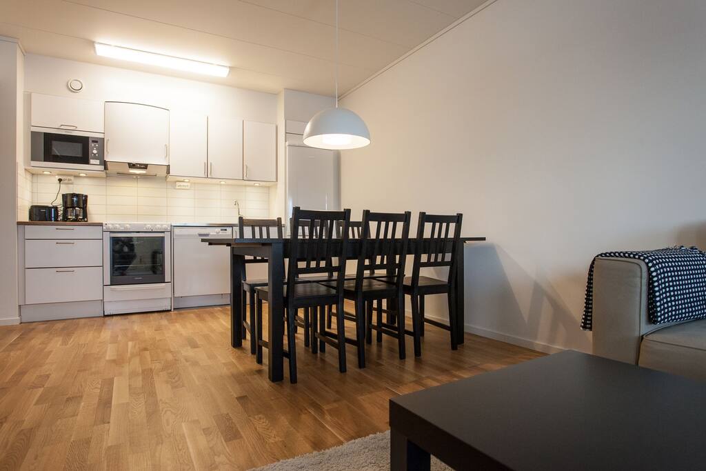 Kök med ugn, spis, micro, diskmaskin, kyl/frys mm