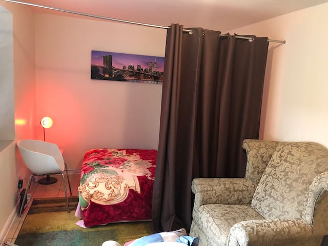 RUTGER RELAX/SLEEP SPACE. 10MIN TO EWR/PRUDENTIAL